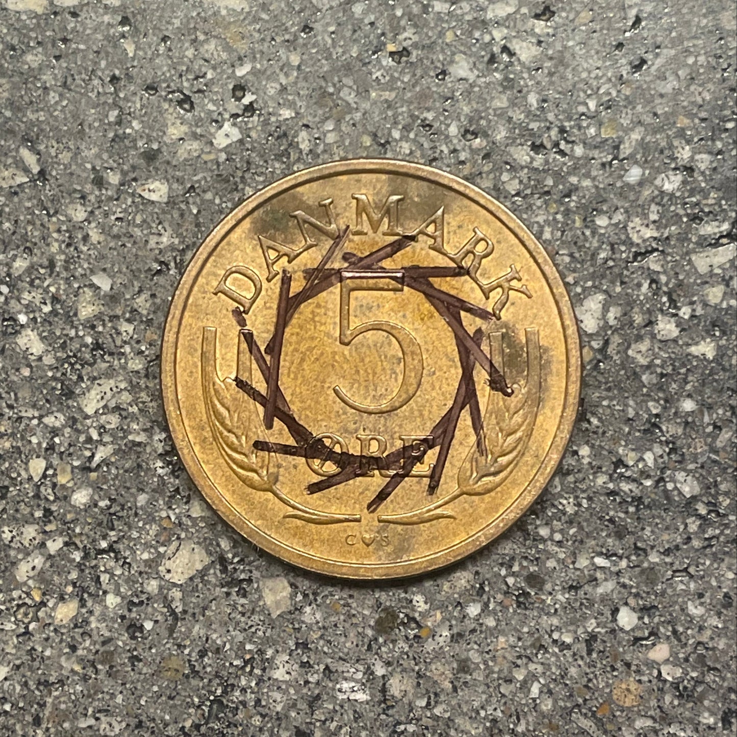 Denmark 5 Øre back of coin - Mountainstruck Coin Jewelry