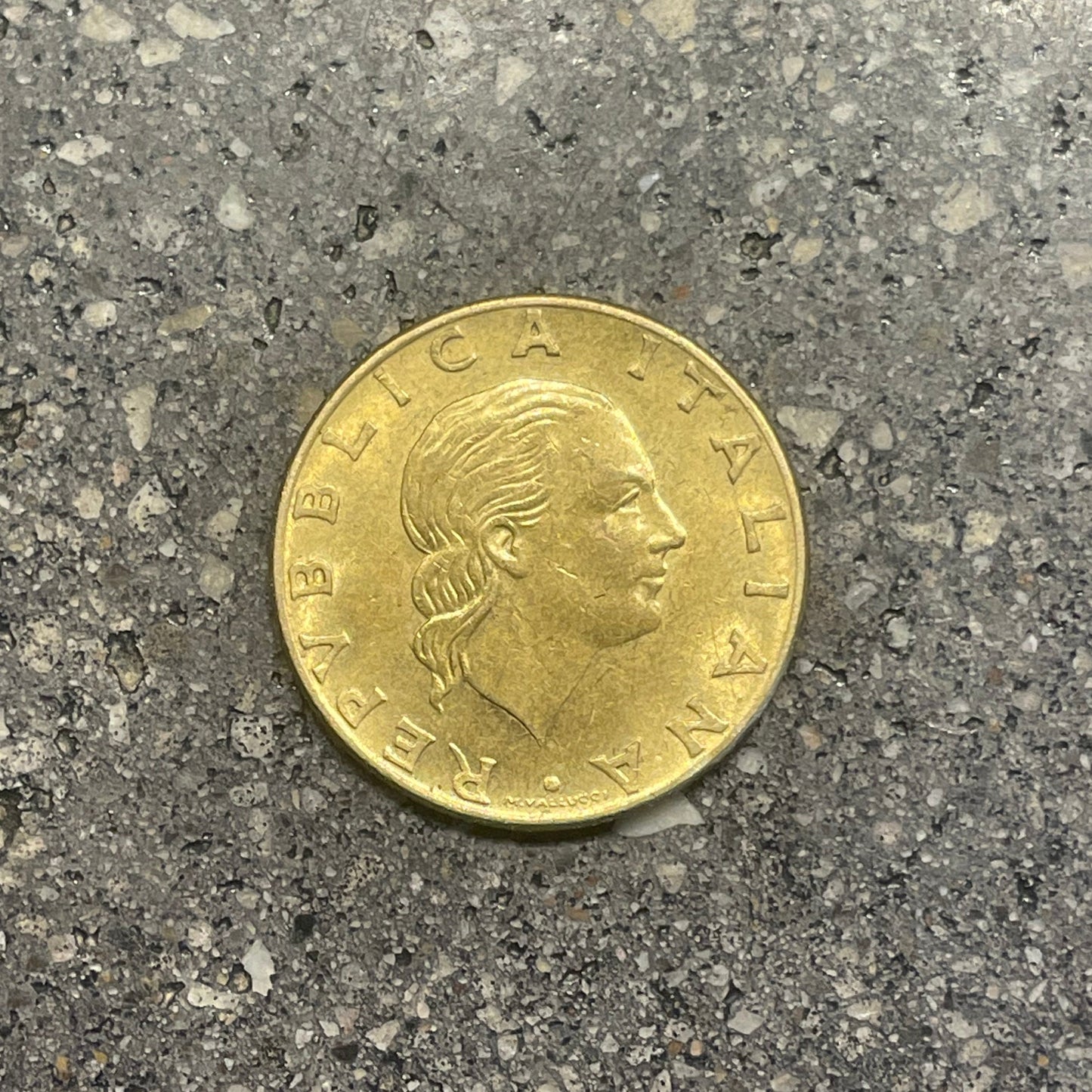 Italy 200 Lire Coin front on a concrete background. - Mountainstruck Coin Jewelry