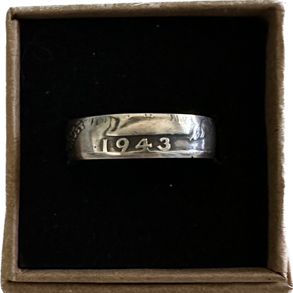 U.S. Washington Silver Quarter Coin Ring (front) in a brown kraft box on a black velvet background. - Mountainstruck Coin Jewelry